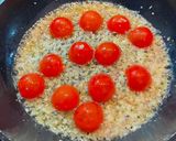 A picture of step 2 of Canned crab oil pasta.