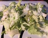 Une image de l'étape 1 de Salade iceberg et tomates aux raisins marinés sauce tomates séchées.