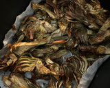 Foto del paso 1 de la receta: Alcachofas con ajos tiernos y gambones
