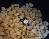 Une image de l'étape 1 de Gratin de pommes de terre rissolées aux morceaux de cordon bleu et sa béchamel.