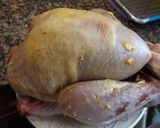 Foto del paso 1 de la receta: Pavita asada al aroma de clementina y romero