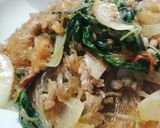 รูปขั้นตอนการทำที่ 5 ของ ผัดกะเพรา​หมูวุ้นเส้น