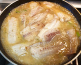 Foto del paso 3 de la receta: Abadejo en salsa de ajetes y cebolla