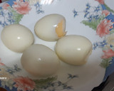 Foto del paso 2 de la receta: Huevos rellenos de atún, con carpaccio de calabacín