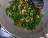 Foto langkah ke 3 dari resep Tumis daun bawang merah.
