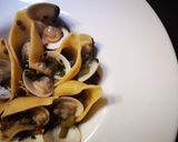 Foto del passaggio 8 della ricetta Conchiglie con lenticchie e vongole piccanti