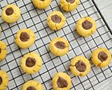Foto langkah ke 9 dari resep Thumb Print Cookies (5 bahan).