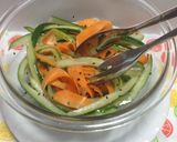 Foto del paso 3 de la receta: Ensalada de pepino zanahoria!con aliño Japanese!