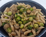 Foto del paso 5 de la receta: Macarrones con champiñones y coles de Bruselas