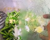Foto langkah ke 5 dari resep Tumis buncis telur (krenyes/garing).