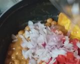 A picture of step 4 of Dahi chana chat.