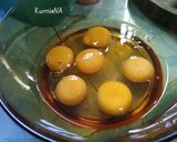 Foto langkah ke 2 dari resep Sosis Egg Roll Simple.