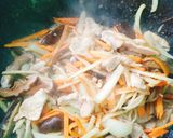 รูปขั้นตอนการทำที่ 2 ของ หมูผัดขิงเห็ดหอม