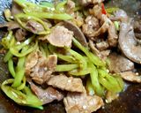 รูปขั้นตอนการทำที่ 4 ของ หมูตับผัดพริกหนุ่ม