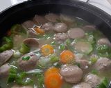 Foto langkah ke 3 dari resep Sup oyong bakso enak.