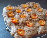 Foto del paso 10 de la receta: Focaccia integral ⭒ con tomate cherry y flores de puerro