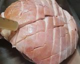 Foto del paso 4 de la receta: Pierna de cerdo al horno con salsa de miel y mostaza