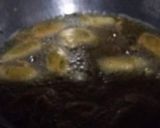 A picture of step 6 of Masaly bhari hari mirch k pakoray.