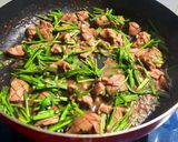 Hình bước làm 3 của món Tim cật xào hẹ