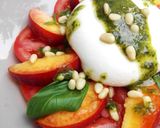 Foto del paso 5 de la receta Ensalada caprese de verano con melocotones y pesto