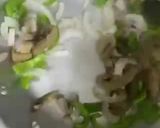 صورة لخطوة 2 من وصفة -بيض بالسجق ودبس الرمان 🍳🥓!
