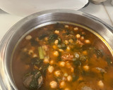 Foto del paso 14 de la receta: Potaje de garbanzos con embutido valenciano, cebolla y espinacas