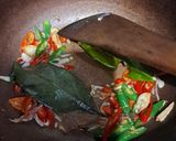 Foto langkah ke 2 dari resep Tumis Pedas Ikan Pindang.