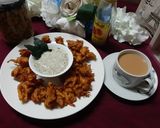 A picture of step 3 of Piyaz, Aalu, Tamater mix pakoray 😋.