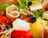 Hình bước làm 3 của món Salad Thơm, Dâu Tây, Phô Mai Feta & Jambon Iberico