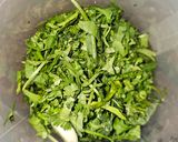 Foto del paso 1 de la receta: Pesto de rúcula y cilantro con pistachos y cacahuetes