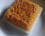 Foto langkah ke 5 dari resep Sandwich Mie Goreng.