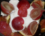 Foto del paso 5 de la receta: Compotera de piononono con higos, uvas y falsa crema