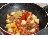 A picture of step 3 of Paalak Aloo.