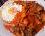 Foto del paso 6 de la receta: Papas🥔, pimiento verde y cebollas🌰en salsa🍅de tomate🍳