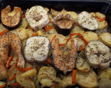 Foto del paso 3 de la receta: Salmón y merluza con patatas, cebolla y zanahoria