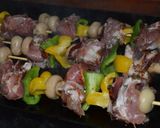 Foto del paso 5 de la receta: Brochetas de bondiola y champiñones