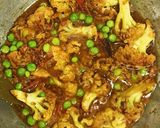 A picture of step 10 of Cauliflower green peas curry.
