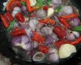 Foto langkah ke 2 dari resep Sambal Bawang Cumi Asin.
