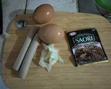 Foto langkah ke 1 dari resep Orek Telur Sosis Lada Hitam.