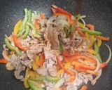 รูปขั้นตอนการทำที่ 3 ของ หมูสไลซ์ผัดพริกหวาน