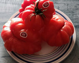 Foto del paso 1 de la receta: Ensalada de tomate rosa, cebolleta, pimiento verde y calabacín