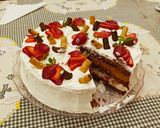 Foto del passaggio 16 della ricetta Torta mousse con cioccolato, panna e fragole