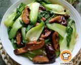Gambar langkah 3 resipi Pak Choy & Cendawan Tumis Sos Tiram.
