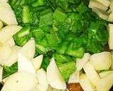 तोरी आलू छिलकों की सब्जी (tori aloo chikle ki sabzi reicpe in Hindi) रेसिपी चरण 3 फोटो