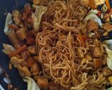 Foto langkah ke 3 dari resep Mie Goreng Sayur Dobel Protein.