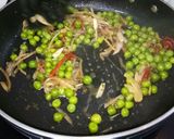 A picture of step 3 of Green Tea fried rice with salad.