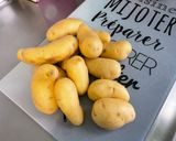 Une image de l'étape 1 de Salade marinée de pommes de terre aux harengs fumés, oignons et cornichons.