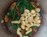 Foto langkah ke 3 dari resep Tumis kangkung tahu puyuh.