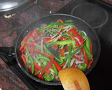 Foto del paso 2 de la receta: Burritos de entrecot, verdura y tortilla francesa con ensalada