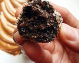 A picture of step 5 of Chokladbollar.